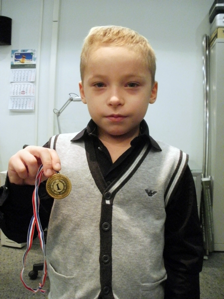 24.10.12 ученик 1 класса Андреев Ростислав в составе команды СКА стал победителем хоккейного турнира